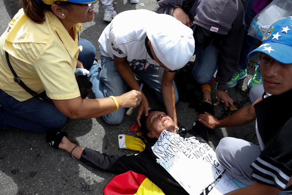 Las fuerzas de seguridad venezolanas han lanzado gases lacrimógenos para intentar desalojar a los opositores.