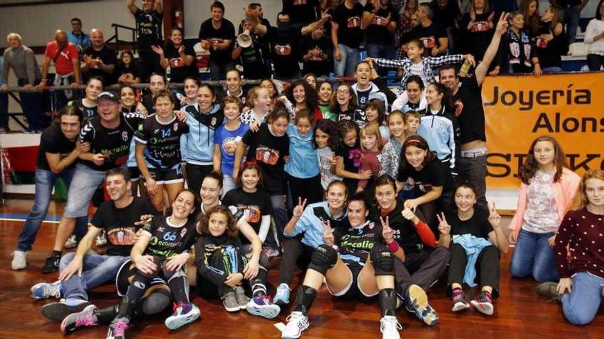 Las jugadoras del Mecalia Guardés posan con aficionados tras ganar en su pista al Bera Bera. // Marta G.Brea