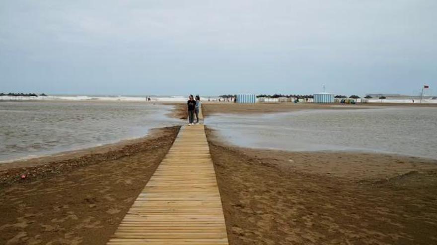 La arena de la playa de la Malva-rosa, inundada