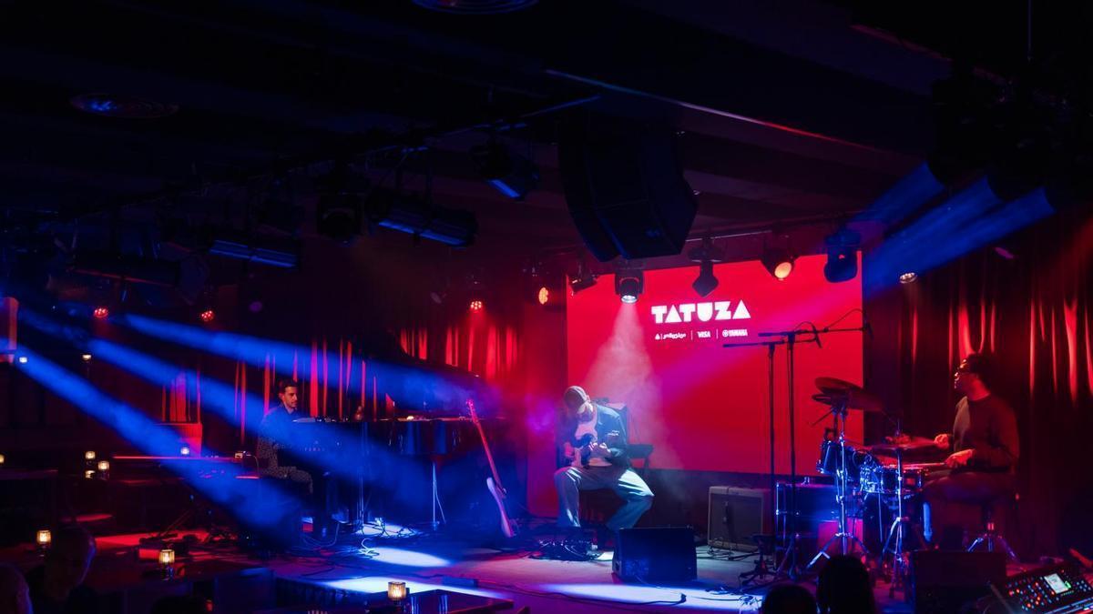 El conjunt de músics tocant a la sala Tatuza a Tbilisi, Geòrgia.