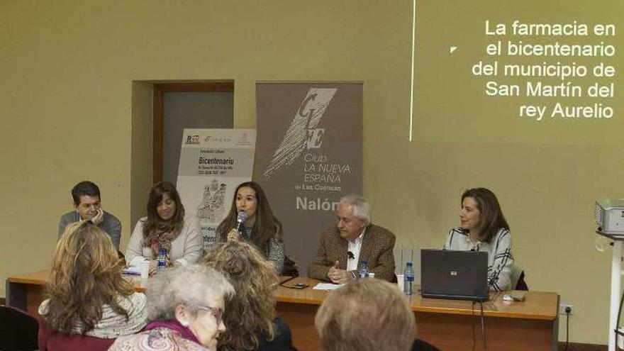 Martín Ardines, Silvia Martínez, María Alonso, Manuel A. Fernández Barrial y María Luisa Fernández-Nespral, en la charla de El Entrego.