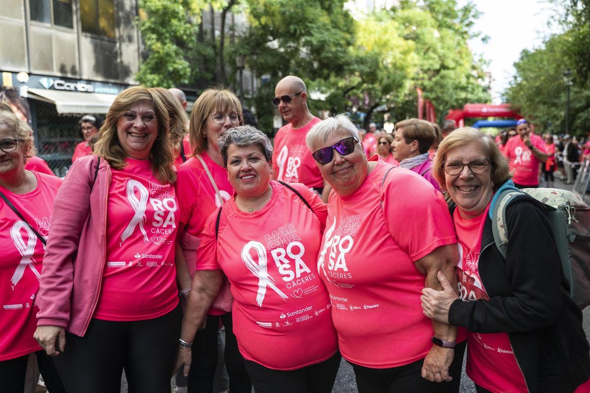 Así ha sido la marcha rosa de Cáceres en imágenes: la ciudad se vuelca con el cáncer de mama Así ha sido la marcha rosa de Cáceres en imágenes: la ciudad se vuelca con el cáncer de mama