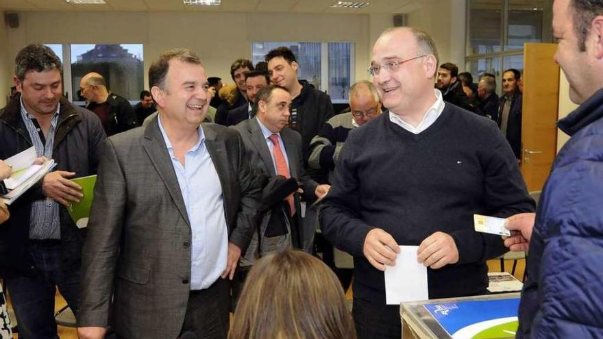 López y Lamas, en el colegio electoral, que estuvo activo durante más de cuatro horas. // Bernabé/Javier Lalín