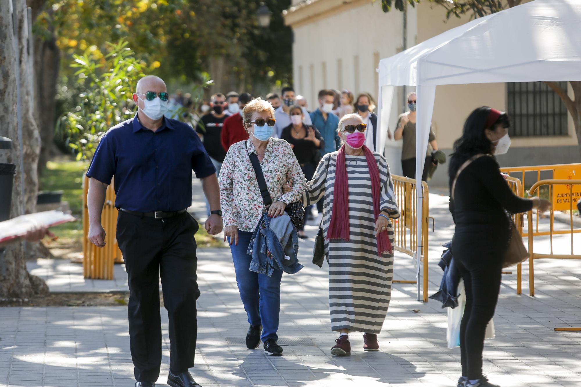 Todos los Santos sin gente en el cementerio de València