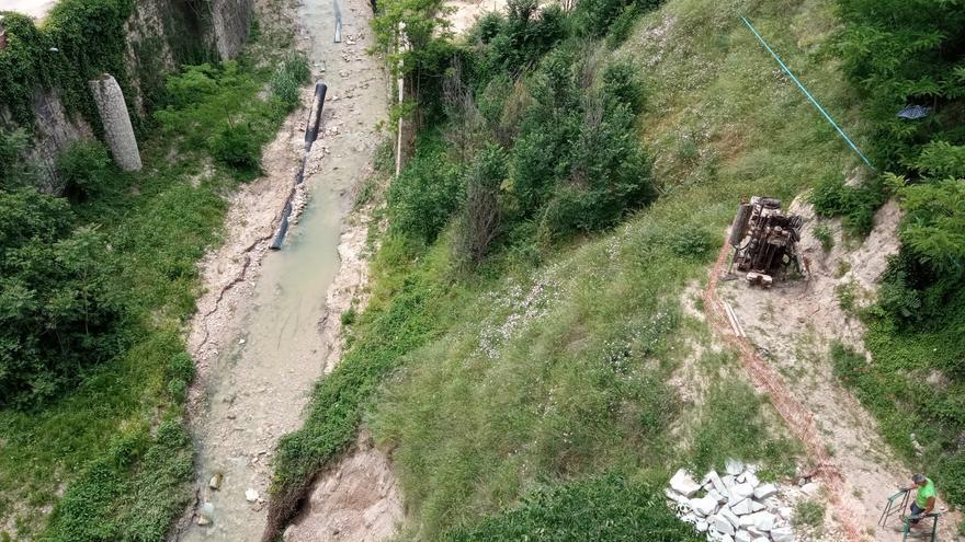 Un cambio en el proyecto de la pasarela peatonal junto al río Riquer en Alcoy obliga a parar otra vez las obras