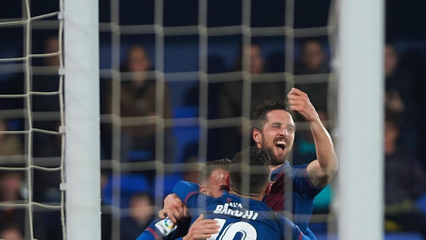 Mayoral, a la izquierda, celebra un gol.