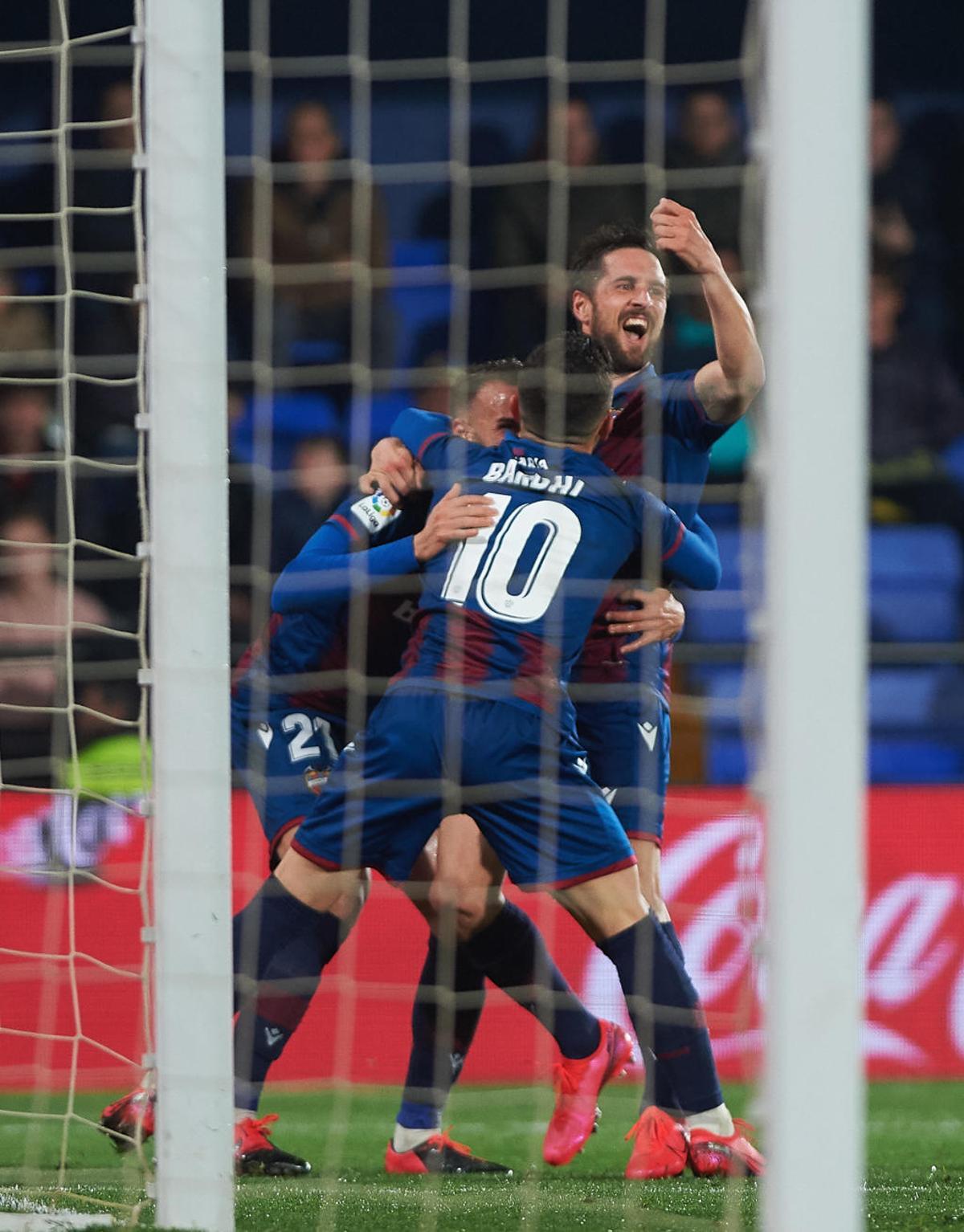 Mayoral, a la izquierda, celebra un gol.