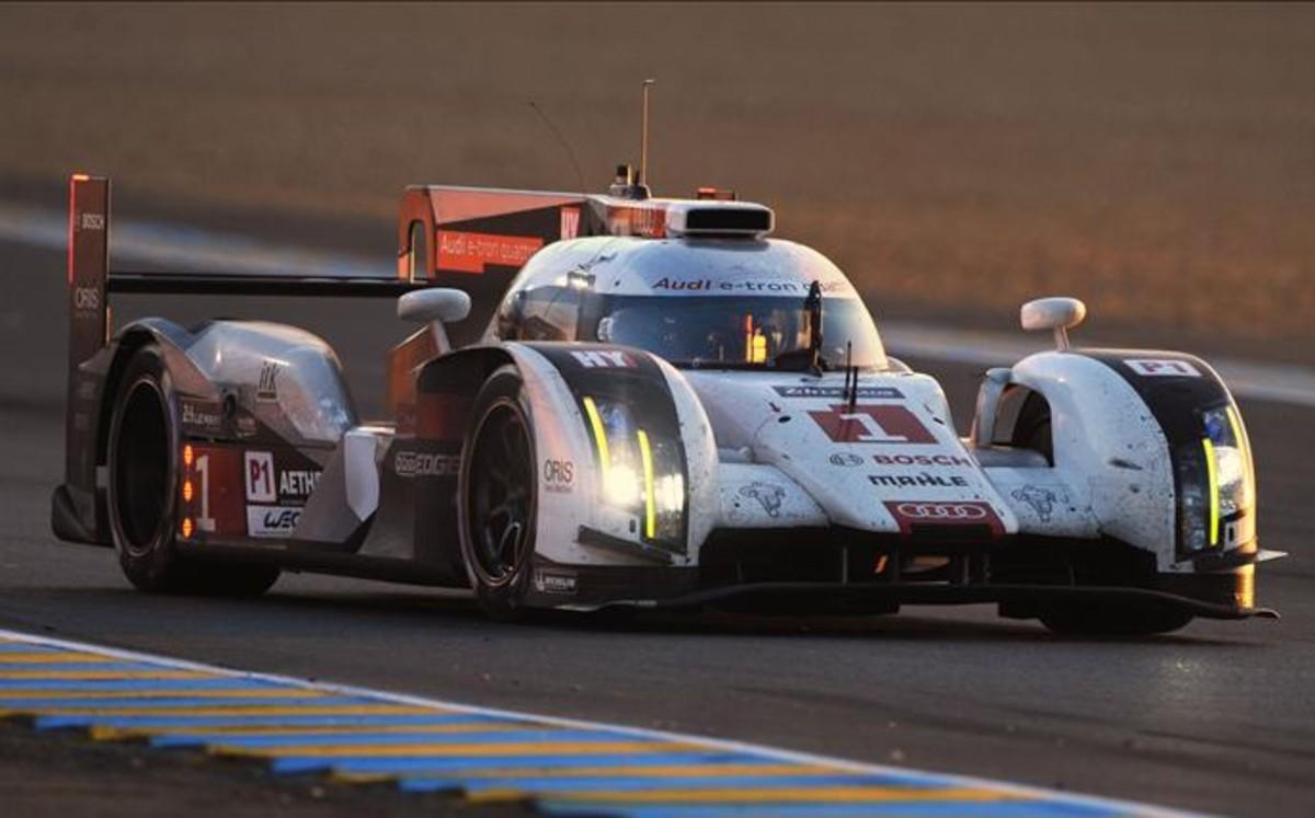 Marc Gené pilotando el Audi R18 en Le Mans 2014