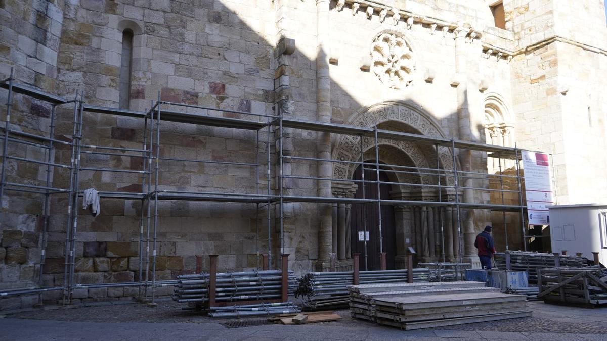 Trabajos de instalación de los andamios en el exterior de San Juan