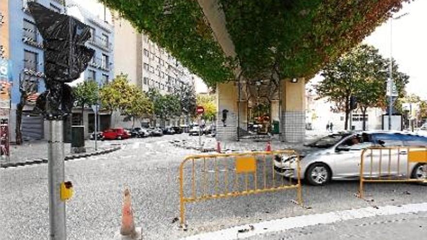 La rotonda del Rellotge tindrà dos semàfors més per regular el pas dels ciclistes pel carril del viaducte.