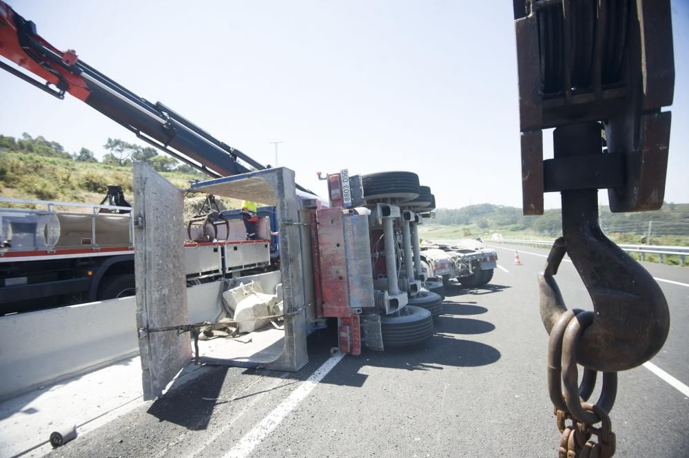 Un camión vuelca en el vial de Langosteira