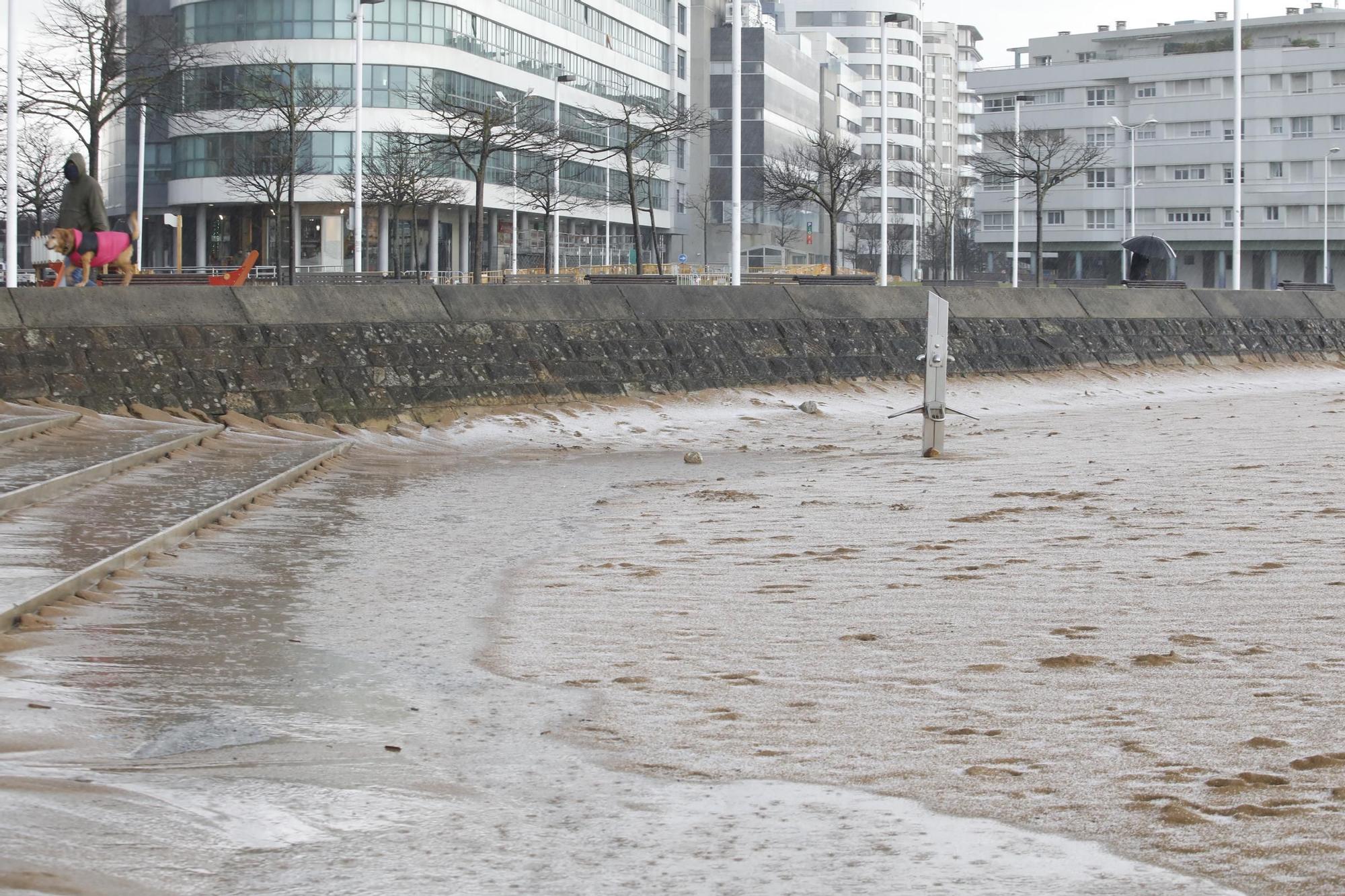 El granizo cubre la playa de Poniente