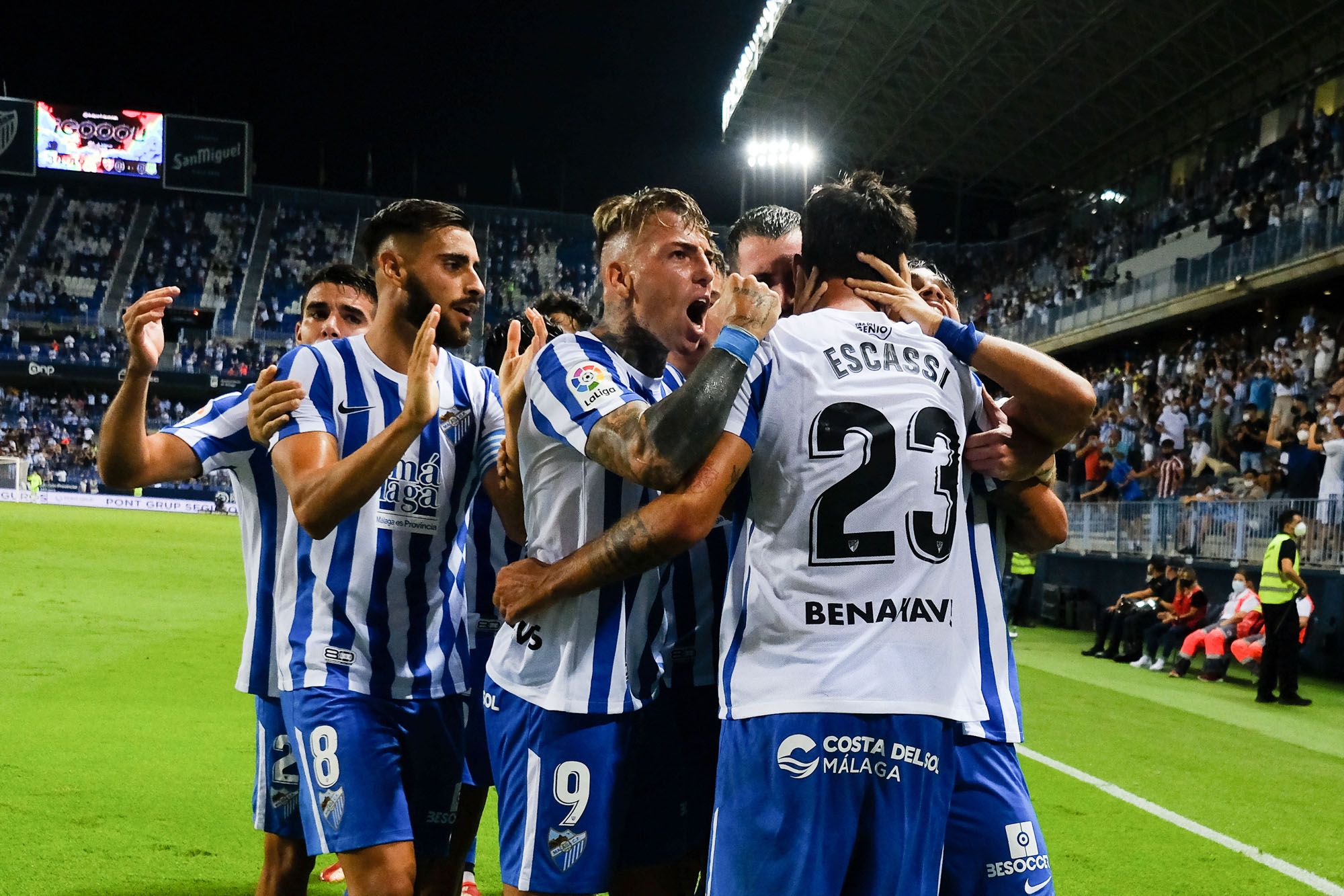 Los jugadores del Málaga CF celebran el tanto de Escassi ante el Alcorcón.