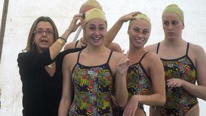 Anna Tarrés, con varias nadadoras ucranianas, este martes en Barcelona.