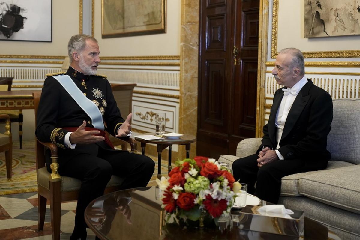 El embajador del Estado de Palestina en España, Husni Abdelwahed (d), mantiene un encuentro con el rey Felipe VI (i) después de entregarle sus cartas credenciales este lunes en el Palacio Real en Madrid.