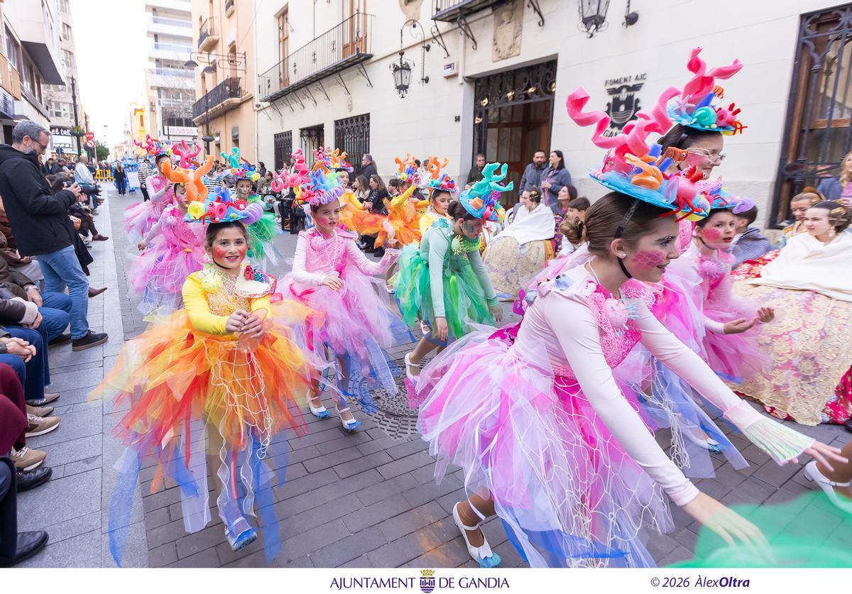 El viento sí respeta la Cavalcada del Ninot de Gandia que luce como nunca