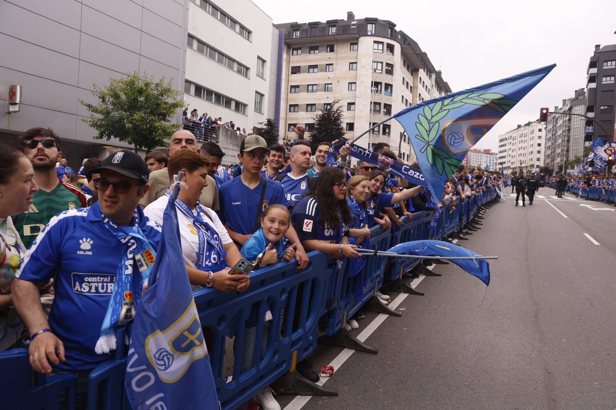 EN IMÁGENES: Espectacular recibimiento de la afición del Oviedo a su equipo antes de la vuelta por el ascenso contra el Almería