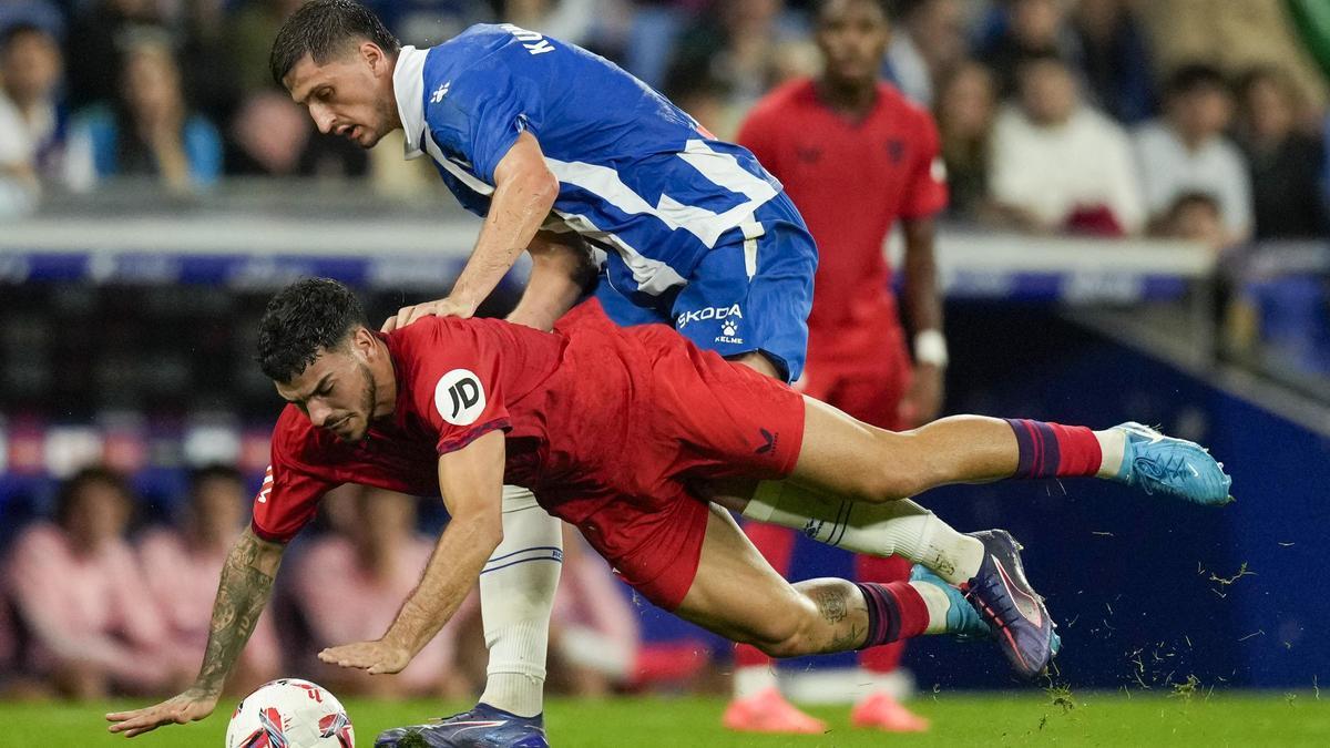BARCELONA, 25/10/2024.- El defensa albanés Marash Kumbulla (arriba), del Espanyol, lucha con Isaac Romero, del Sevilla, durante el partido de LaLiga de fútbol entre el RCD Espanyol y el Sevilla FC, este viernes en el RCDE Stadium. EFE/ Enric Fontcuberta