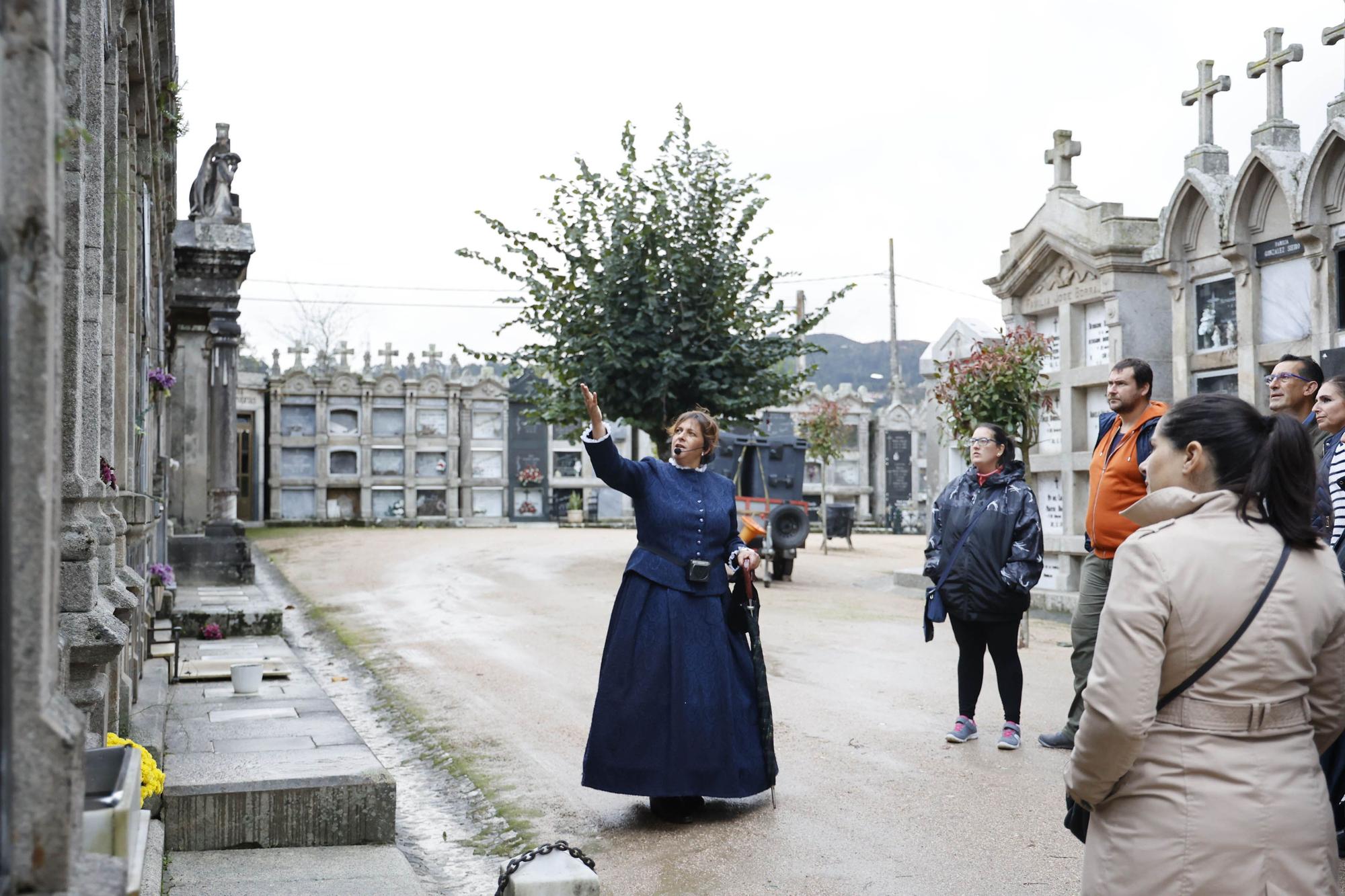 Recorremos el cementerio de Pereiró con Cachamuiña, Concepción Arenal e Irene Ceballos