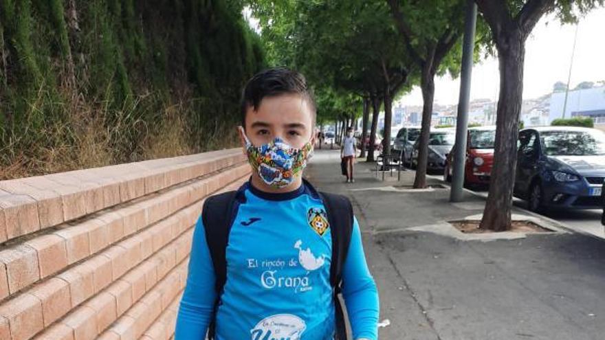 El pequeño Jorge, de 12 años, junto al campo de Tulell. | LEVANTE-EMV