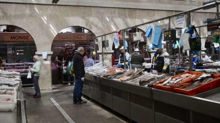 En la plaza hay pescado pero no clientes  |  En la plaza de abastos de Pontevedra se podían ver ayer algunas bancadas bien surtidas de pescado, pero la demanda no acompañaba a la oferta. Con el confinamiento impuesto por la actual crisis sanitaria muchos clientes han dejado de acudir al mercado ya que tienen que hacer sus compras en los supermercados más cercanos. También hay bancadas vacías.