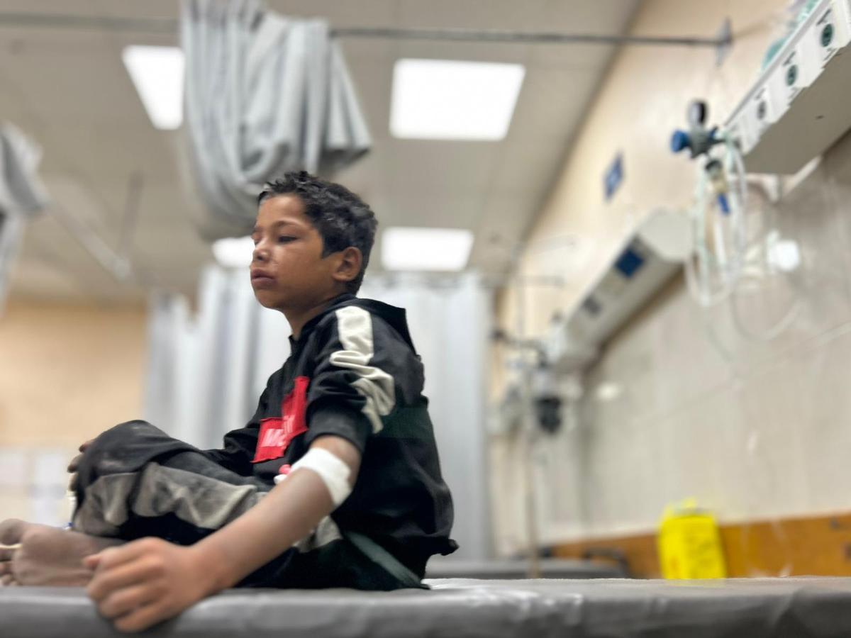 Un niño sin familiares o acompañantes tras ser rescatado bajo los escombros.