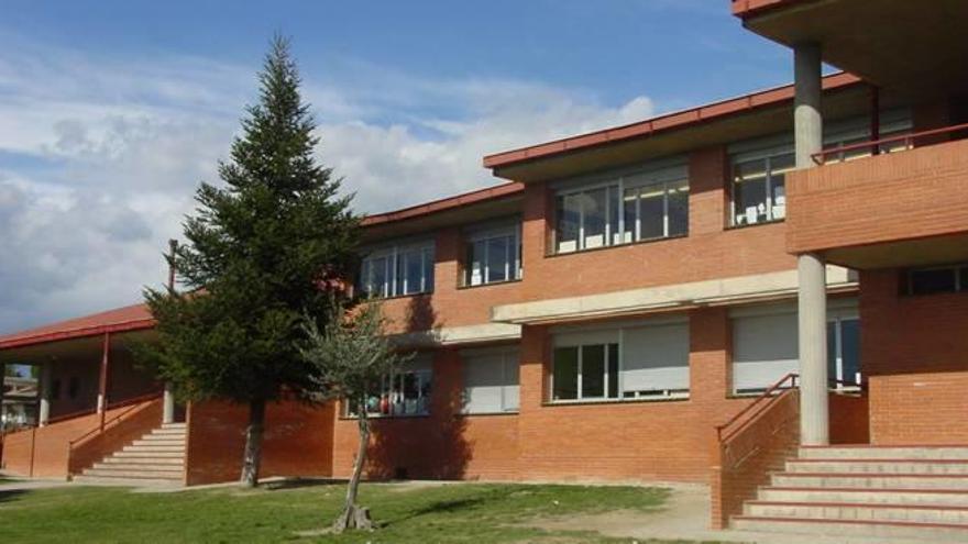 L&#039;edifici vermell de l&#039;escola Catalunya de Navarcles acull els alumnes des de P3 fins a 2n de primària