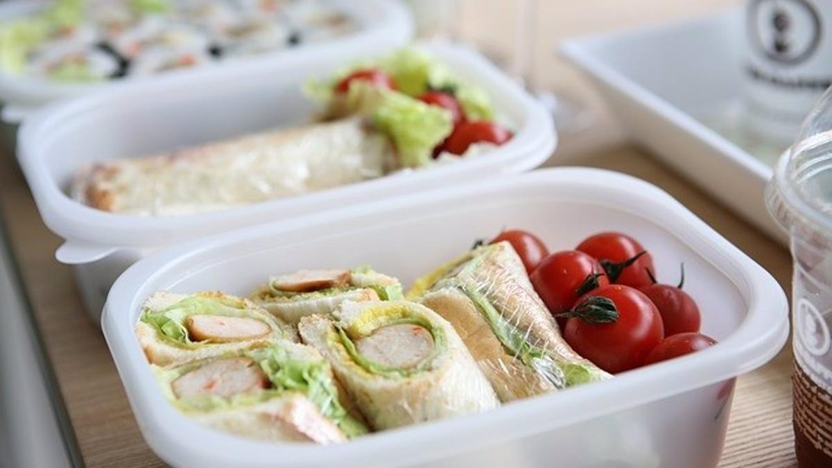 Comida en un tupper.