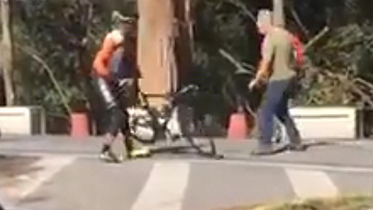Camionero, enajenado, agrede a un ciclista con un martillo