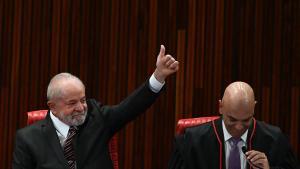 El presidente de Brasil, Lula Da Silva (izquierda), junto al juez Alexandre de Moraes durante la entrega del diploma presidencial en diciembre de 2022.