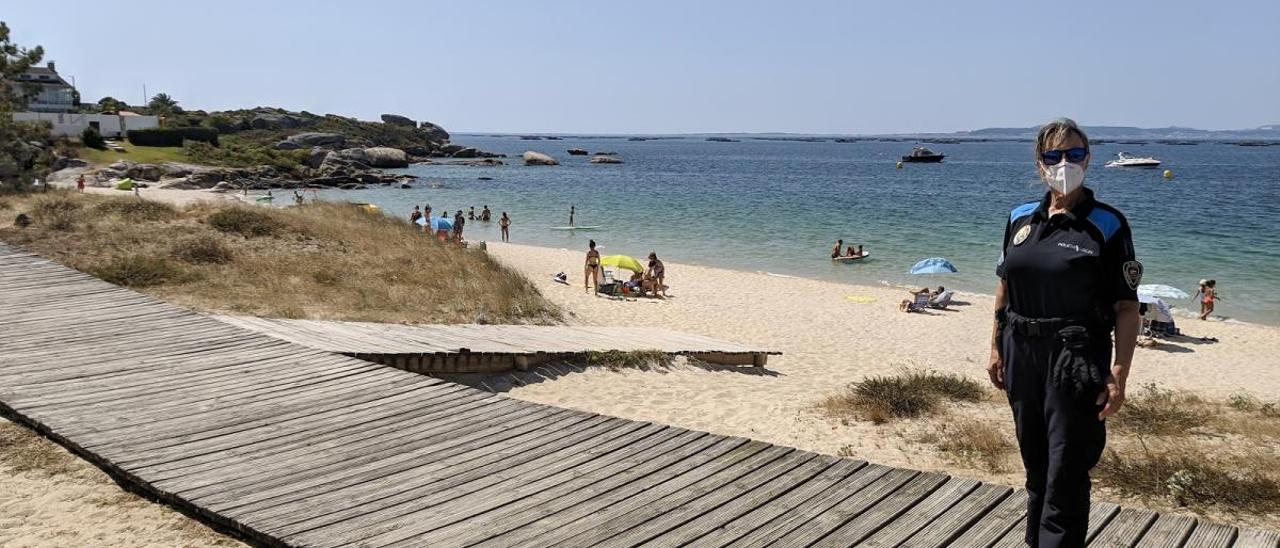 Una de las agentes policiales durante los controles en las playas.