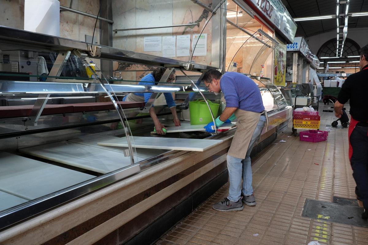 Los vendedores del Mercado Central, desmontando las paradas para su traslado,