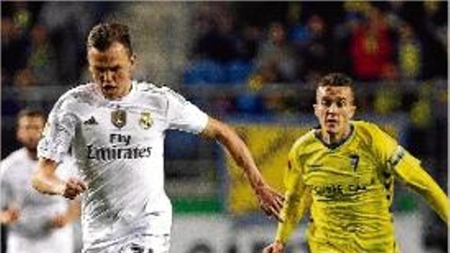 Denis Cheryshev en una acció del partit d&#039;ahir a Cadis.