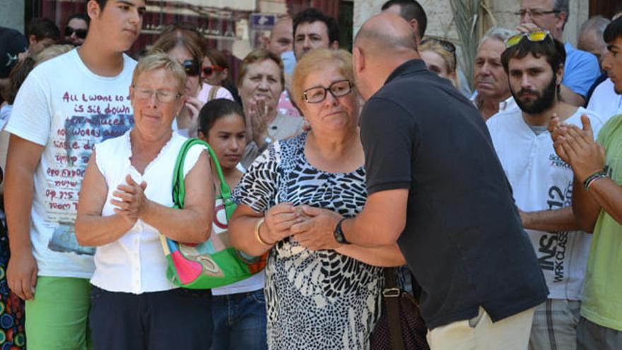 El alcalde de sa Pobla, Biel Serra, junto a la tía de Isabel Gost.