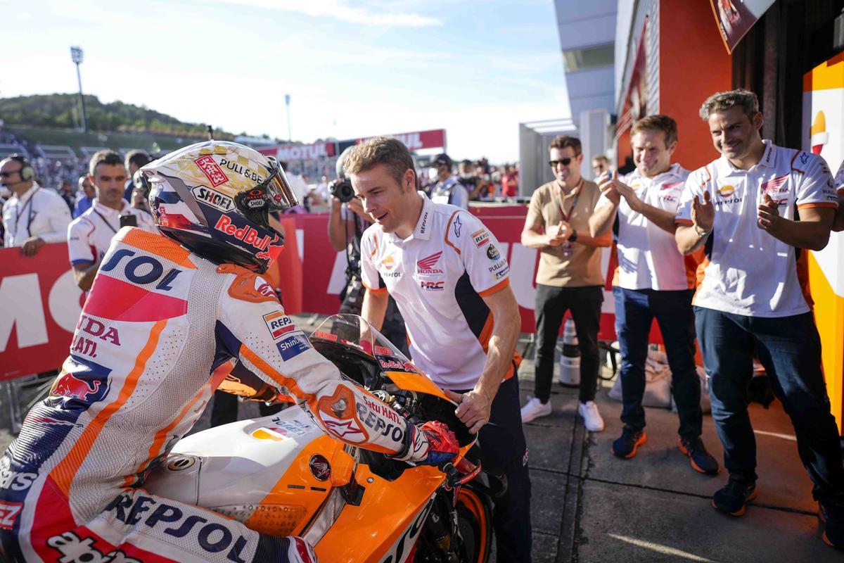 Marc Márquez recibe el aplauso de todo el equipo Repsol Honda al llegar a su boxe, en Motegi, tras acabar cuarto.