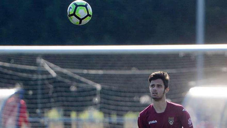 Álex Barbeito se impone a un jugador del Ourense. // Gustavo Santos