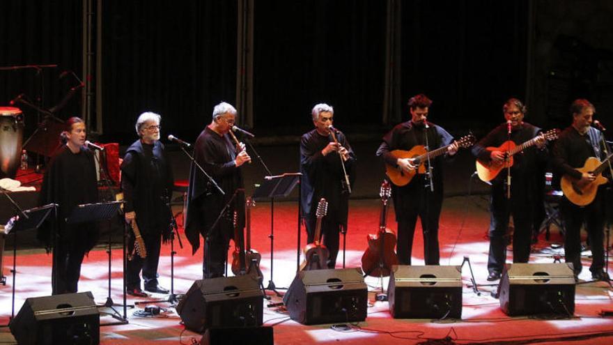 La banda chilena Quilapayún durante el concierto del Festival de la Guitarra de Córdoba el sábado.