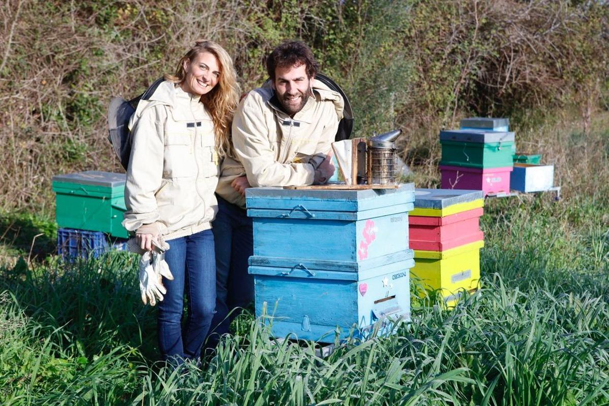 Jaume und Alexandra bei einem ihrer Zuchtbienenstöcke.