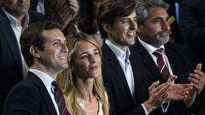 El líder del PP, Pablo Casado, junto a Cayetana Álvarez de Toledo y Pablo Montesinos