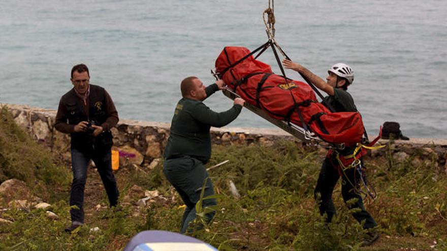 Efectivos de la Guardia Civil durante la recuperación del cadáver del joven polaco de 25 años desaparecido tras caer al mar.