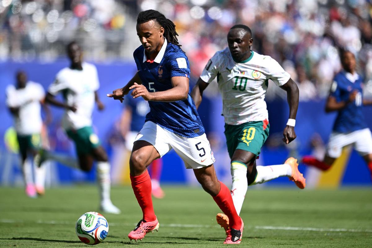 Jules Koundé frenó las acometidas de Sadio Mané