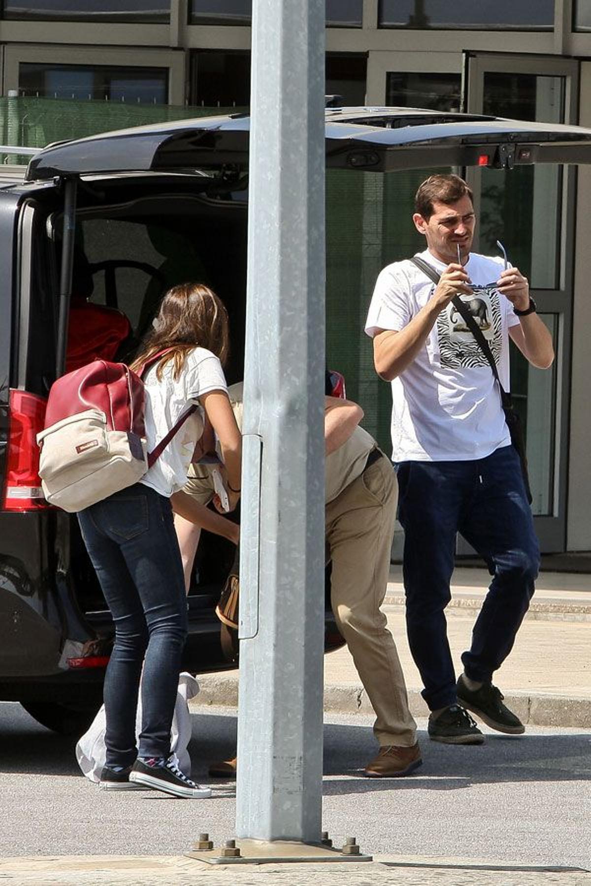 Sara Carbonero y su look con mochila roja y blanca