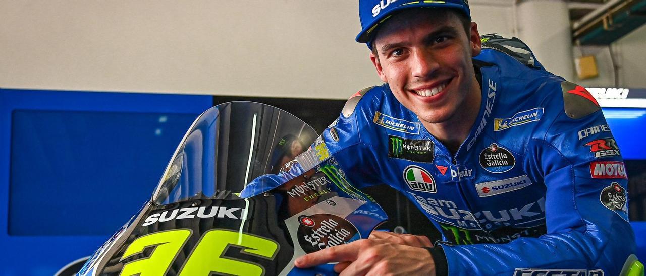 Joan Mir, en el box de Suzuki junto a su moto antes del inicio de los entrenamientos en Sepang