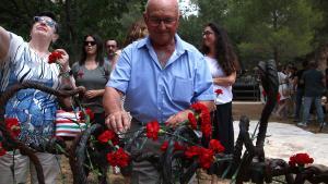 Un hombre deposita una flor en el monolito en Prat de Comte para recordar a los deportados