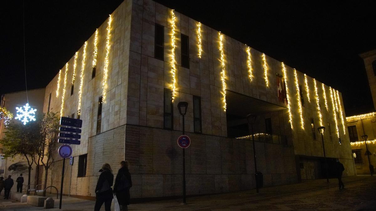 Iluminación del edificio Las Arcadas, en la plaza de Viriato de Zamora.