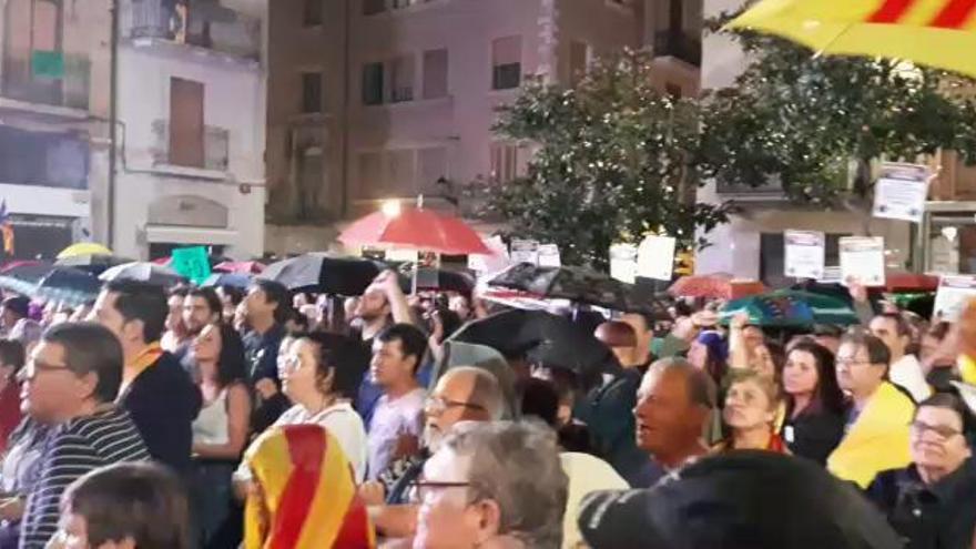 Multitudinària manifestació a la plaça de l'Ajuntament de Figueres contra la sentència del procés