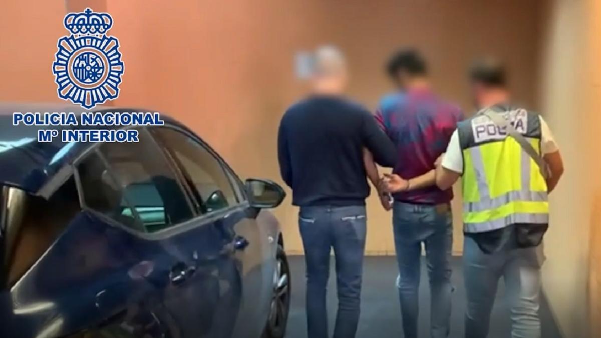 Agentes de la Policía Nacional conducen a uno de los detenidos en Alicante por un falso secuestro cuya investigación se inició en Córdoba.