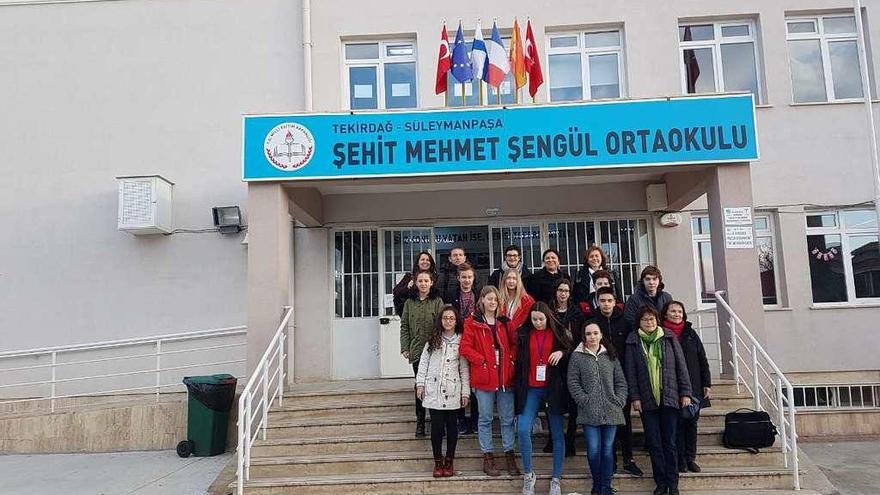 La expedición lalinense a las puertas del centro escolar turco.