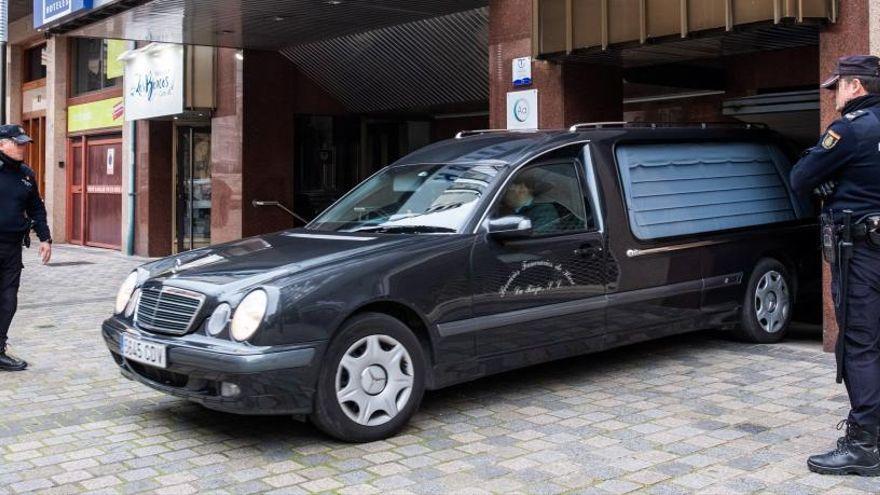 El coche fúnebre, saliendo del hotel en el que tuvo lugar el asesinato.