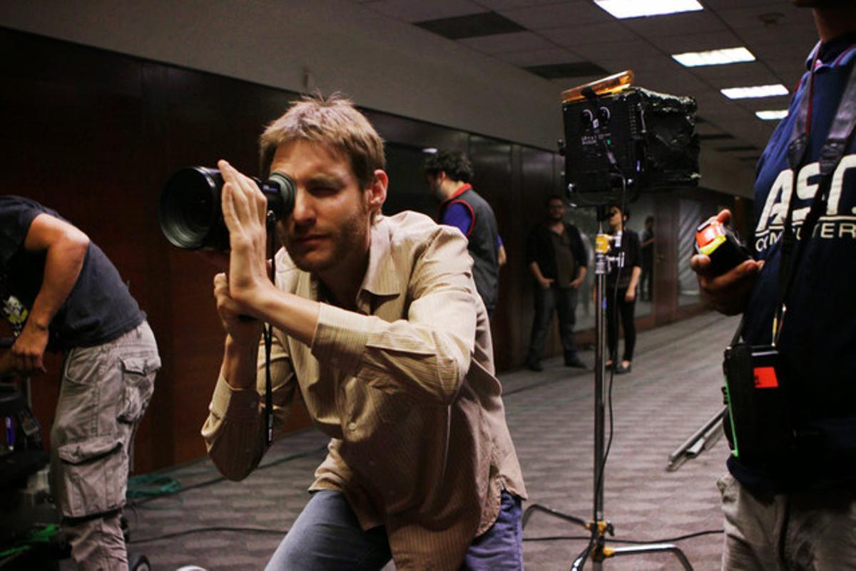 En acció. Damián Szifron, durant el rodatge de ‘Relatos salvajes’.
